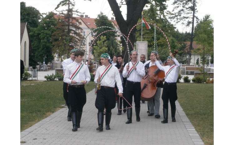 A Kertész Táncegylet bemutatja a híres erdőbényei kádártáncot